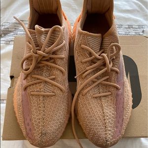 Lightly used Yeezy 350 “Clay” size 9.5